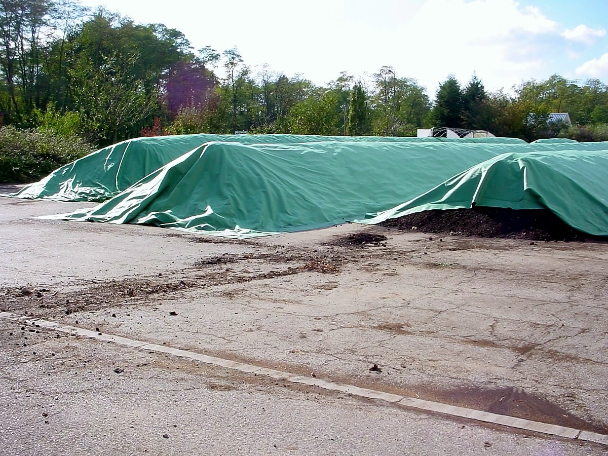 Bâche de protection pour mélanger le compost au sol